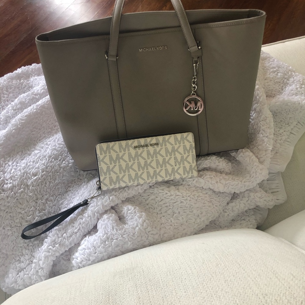 Michael Kors clutch/wallet